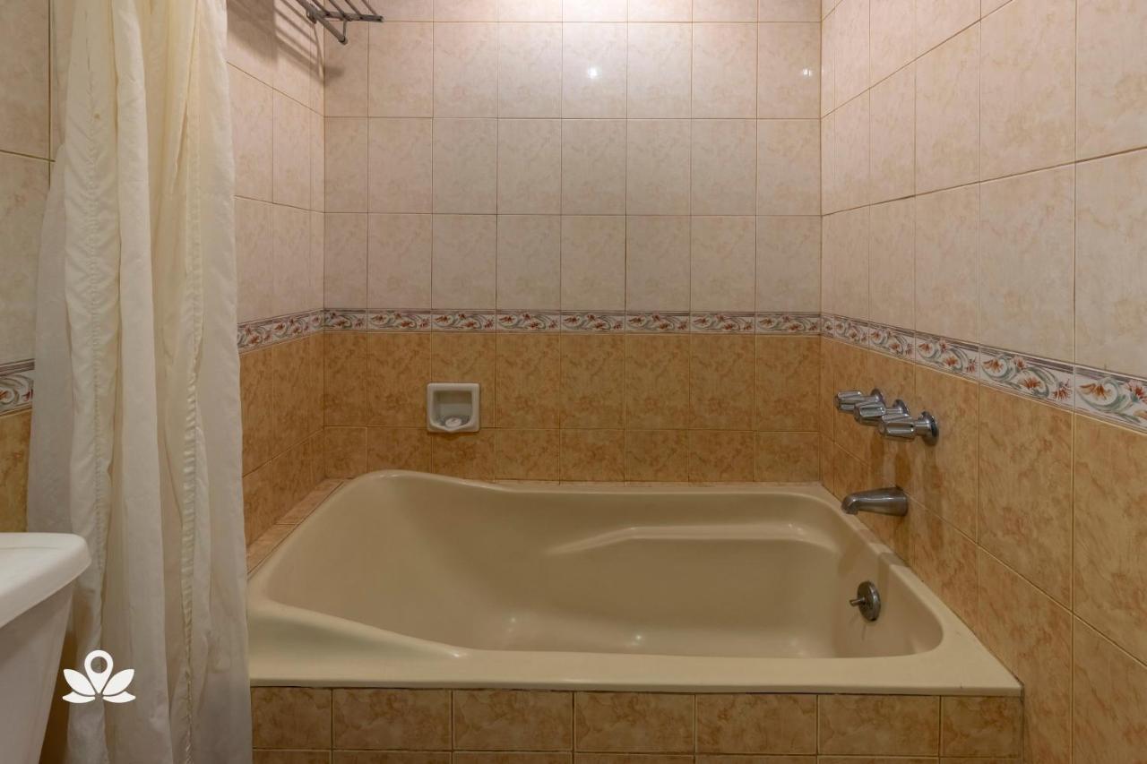 Zen Rooms Camelot Hotel Qc Кесон Сити Екстериор снимка