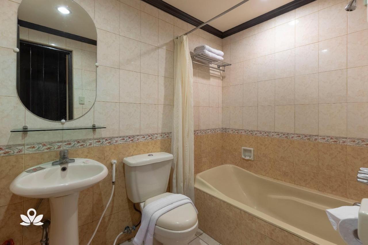 Zen Rooms Camelot Hotel Qc Кесон Сити Екстериор снимка